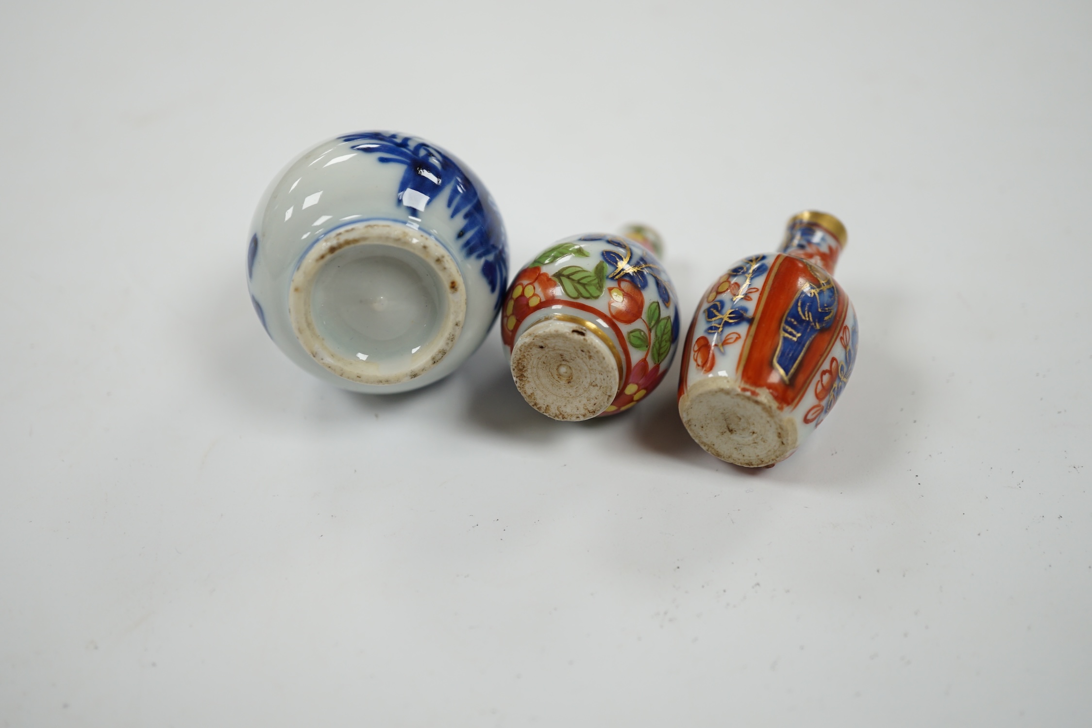 Chinese Kangxi porcelain comprising a blue and white tea caddy and three miniature vases, tallest 11cm (4). Condition - poor